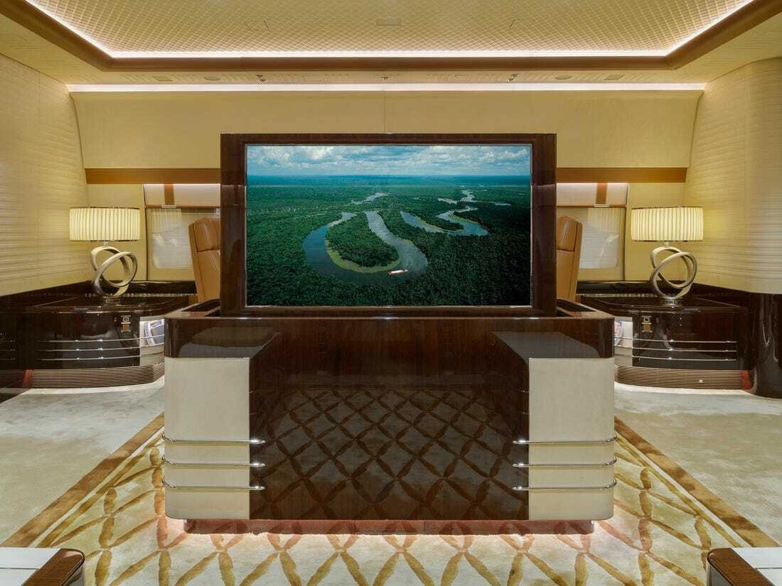 Yves Pickardt, người đứng đầu dự án, bình luận rằng, “Chủ sở hữu đã cho chúng tôi toàn quyền quyết định. Ông ấy không tìm kiếm bất cứ thứ gì quá xa xỉ, với vàng và kim cương. Ngược lại, ông ấy yêu cầu một chút đơn giản, mà cuối cùng thực sự là sự xa xỉ thực sự.”