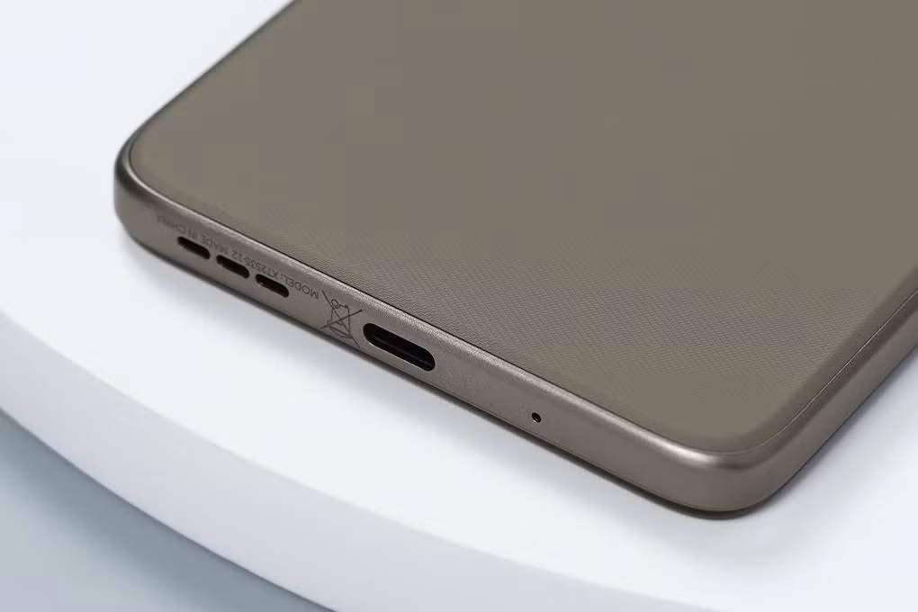 Tuy nhiên, viên pin lớn đã dẫn đến một sự đánh đổi lớn: tốc độ sạc. Máy chỉ hỗ trợ sạc nhanh TurboPower 20W. Với dung lượng 7000 mAh, người dùng trên các diễn đàn ước tính thời gian sạc từ 0% lên 100% có thể kéo dài gần 2 giờ. Trong khi các đối thủ cùng phân khúc giá 3-4 triệu đã phổ cập sạc 33W, thậm chí 80W cho pin tương đương, tốc độ 20W của G06 Power là một điểm yếu.