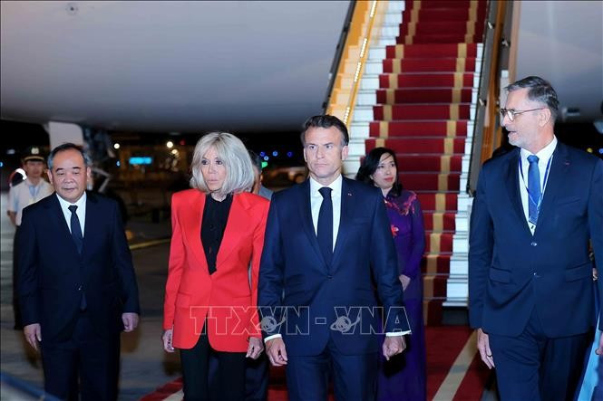 Tổng thống Pháp Emmanuel Macron và Phu nhân đến Hà Nội, bắt đầu chuyến thăm cấp Nhà nước tới Việt Nam. Ảnh: An Đăng/TTXVN