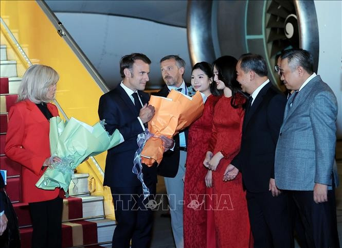 Tổng thống Pháp Emmanuel Macron và Phu nhân đến Hà Nội, bắt đầu chuyến thăm cấp Nhà nước tới Việt Nam. Ảnh: An Đăng/TTXVN