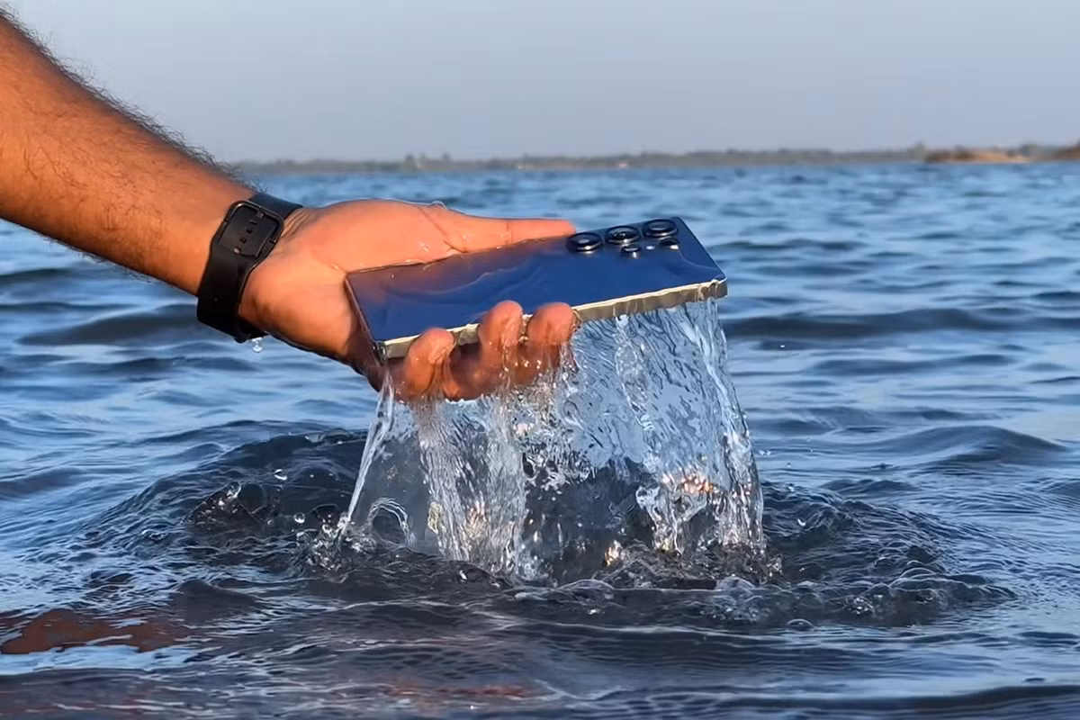 Về phía Samsung, Galaxy S25 Ultra cũng sở hữu khả năng chống nước, bụi vượt trội, đồng thời tối ưu trọng lượng và độ dày để mang lại sự thoải mái khi sử dụng lâu dài.