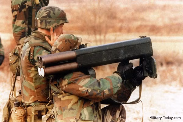 Hệ thống này có khả năng bắn cả đạn gây cháy và đạn khói. Cấu hình, kích thước và phương pháp sử dụng của nó rất giống với M202A1 FLASH của Mỹ, một hệ thống bốn nòng vác vai được phát triển trong Chiến tranh Lạnh.