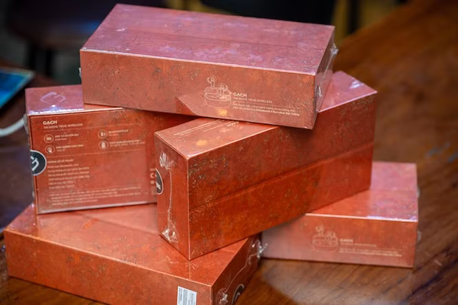 Tai nghe được thiết kế đặc biệt với phần hộp màu đỏ, hình dáng đúng như một viên gạch thật. Sản phẩm có in logo kỷ niệm 30 năm của nhóm nhạc rock nổi tiếng Bức Tường, tích hợp công nghệ xuyên âm và chống ồn chủ động (ANC).