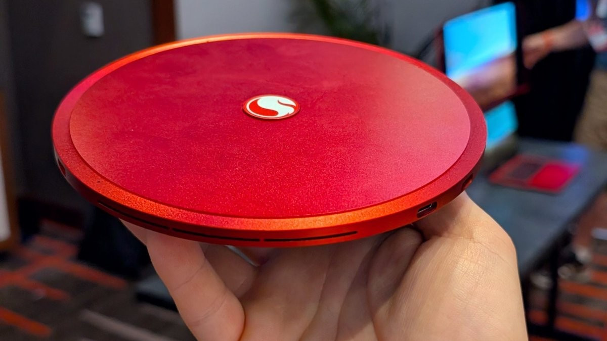 Với kích thước nhỏ gọn này, người dùng có thể dễ dàng mang theo bên mình, cắm vào bất kỳ màn hình, bàn phím và chuột nào để biến thành một máy tính cá nhân hoàn chỉnh. Đây là một giải pháp lý tưởng cho những người thường xuyên di chuyển, cần một "desktop bỏ túi" mạnh mẽ nhưng không muốn bị ràng buộc vào một chiếc laptop cồng kềnh.