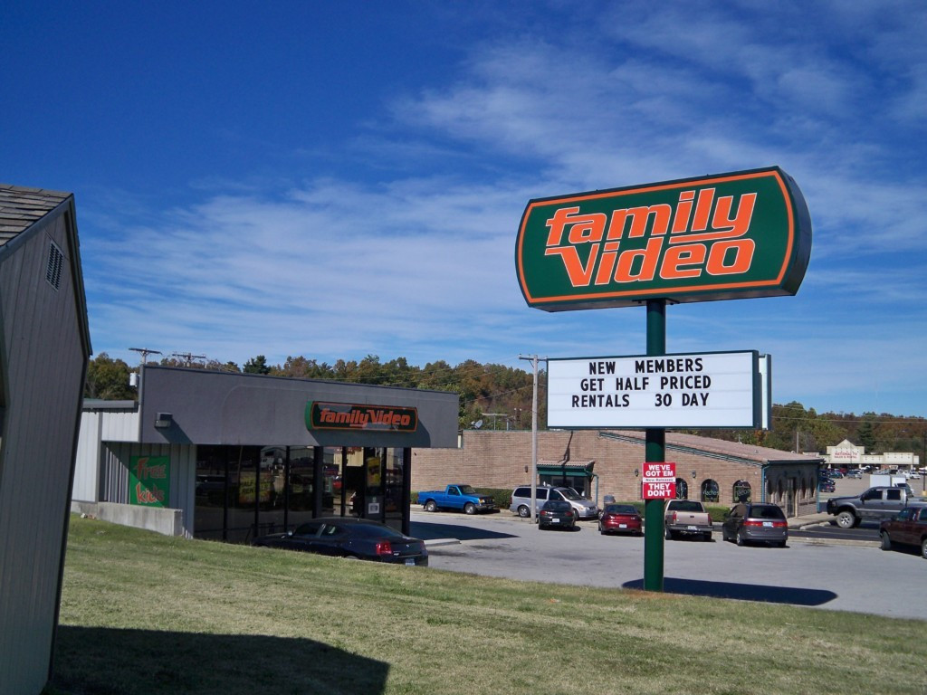 Khắp tiểu bang New Jersey của Mỹ, các cửa hàng đồ cổ và thậm chí cả một quán cà phê thuần chay đã tiến thêm một bước nữa, kiếm lời từ việc kinh doanh băng VHS thủ công nhờ sự quan tâm mới này.