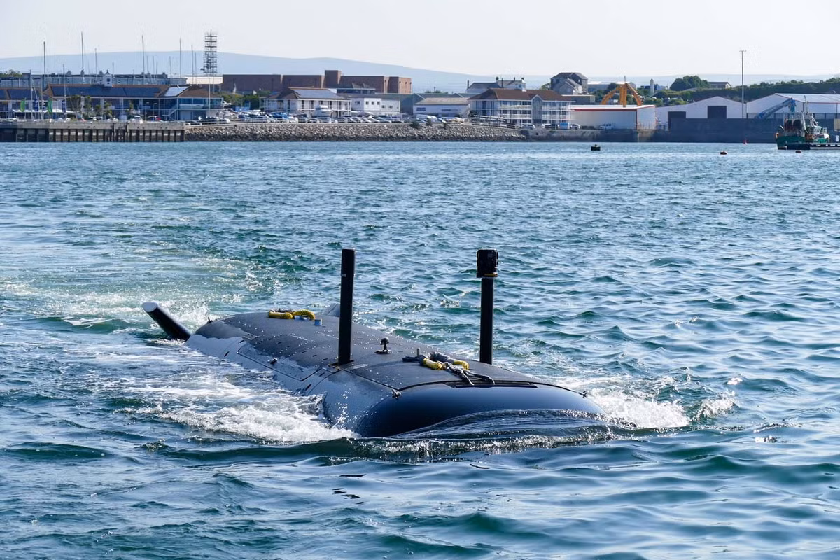 Sau khi chính thức chuyển giao quyền sở hữu cho Hải quân Hoàng gia Anh, Excalibur sẽ tiếp tục được Đơn vị Tự động hóa của Cơ quan Giao nhận Tàu ngầm hỗ trợ thông qua chương trình thử nghiệm và đánh giá, nhằm nghiên cứu cách thức các phương tiện dưới nước tự động có thể phối hợp hoạt động với tàu ngầm hạt nhân trong cấu trúc lực lượng tương lai.