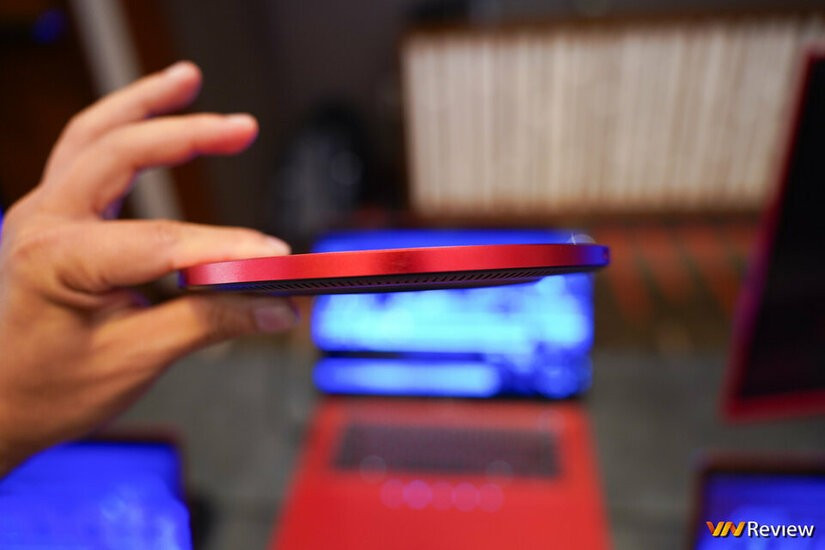 Bạn có tin đây là một chiếc miniPC chạy hệ điều hành Windows đầy đủ không? Đã vậy, nó còn sở hữu sức mạnh từ con chip "nhanh nhất thế giới dành cho PC Windows" bên trong một thiết kế giống như một chiếc đĩa bay thu nhỏ. Ảnh: VN Review