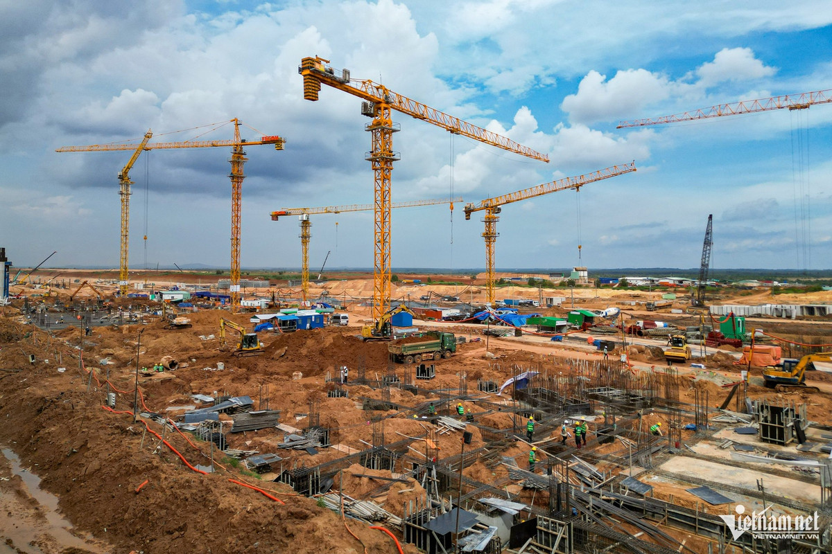 Tất cả gói thầu đang được triển khai đồng loạt. Ở gói 4.6, đường cất hạ cánh, đường lăn và sân đỗ đã cơ bản hoàn thiện; hệ thống đèn tín hiệu vận hành thử thành công từ cuối tháng 4. Khu vực sân đỗ và đường lăn nhà ga đã hoàn thành hơn một nửa lớp bê tông mặt sân, hệ thống thoát nước và hầm kỹ thuật đã hoàn thành hơn 80% khối lượng.