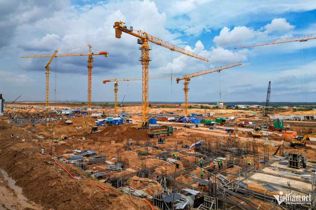 Tất cả gói thầu đang được triển khai đồng loạt. Ở gói 4.6, đường cất hạ cánh, đường lăn và sân đỗ đã cơ bản hoàn thiện; hệ thống đèn tín hiệu vận hành thử thành công từ cuối tháng 4. Khu vực sân đỗ và đường lăn nhà ga đã hoàn thành hơn một nửa lớp bê tông mặt sân, hệ thống thoát nước và hầm kỹ thuật đã hoàn thành hơn 80% khối lượng.