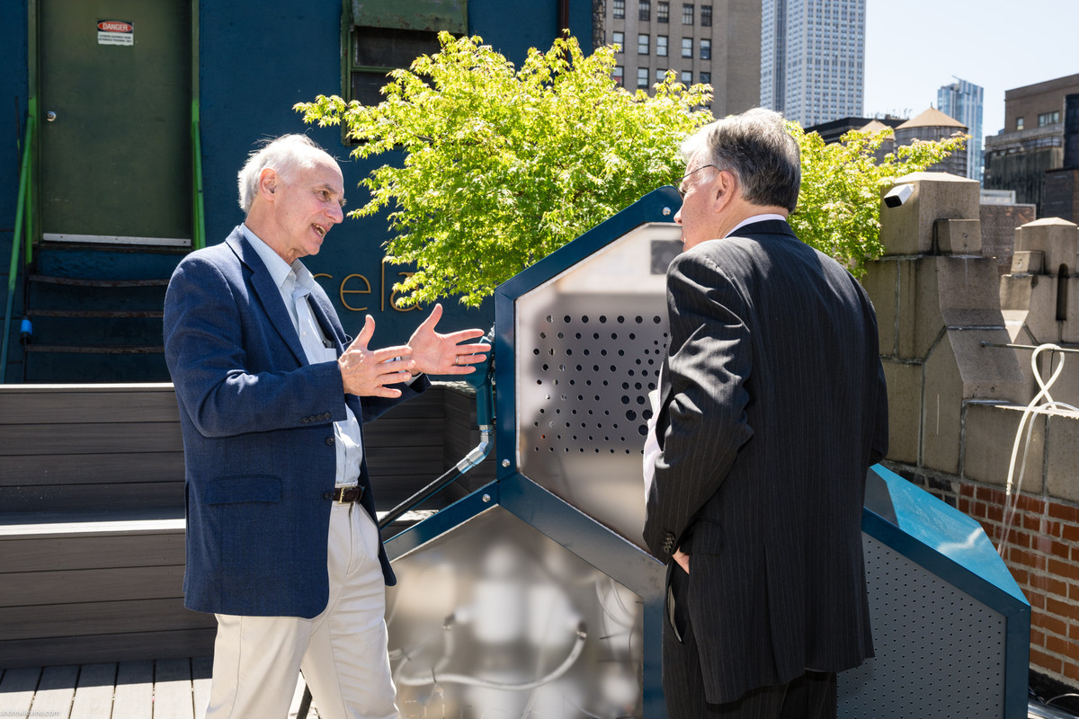 Lackner cũng tham gia sự kiện giới thiệu để giải thích cơ sở khoa học phía sau quá trình thu thập carbon của cỗ máy. Hệ thống của Aircela xây dựng trên nghiên cứu đó với giải pháp thương mại sẵn sàng để hoạt động thực tiễn.