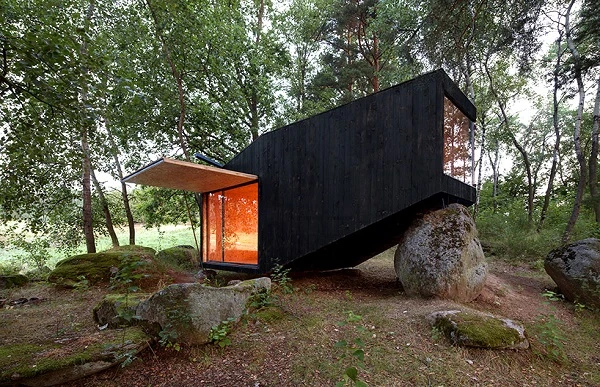 Kỳ dị nhà gối đầu lên đá