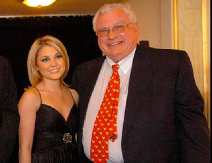 Chân dài trẻ tuổi của những đại gia già