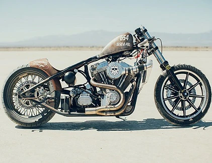 Harley Davidson độ cực chất bay mình trong sa mạc