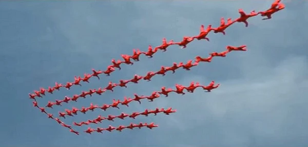 Honda thuê hàng trăm người nhảy dù... tung quảng cáo độc