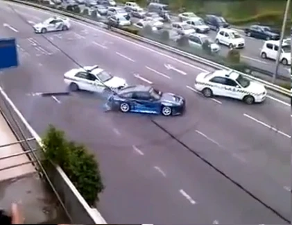 Tay đua lão luyện drift xe khiến cảnh sát toát mồ hôi