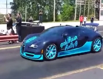 2 siêu xe Bugatti Veyron so tài bất phân thắng bại