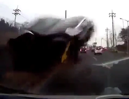 Hai ô tô đấu đầu chớp nhoáng khiến tài xế kinh hãi