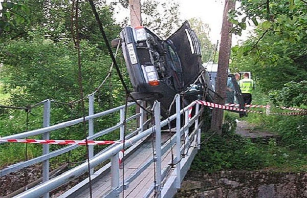 Pha bốc đầu, chổng đít khó đỡ của quái xế xe hơi