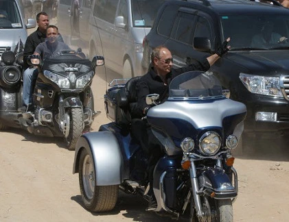 Tổng thống Putin cưỡi Harley Davidson dẫn đoàn moto đến Ukraine