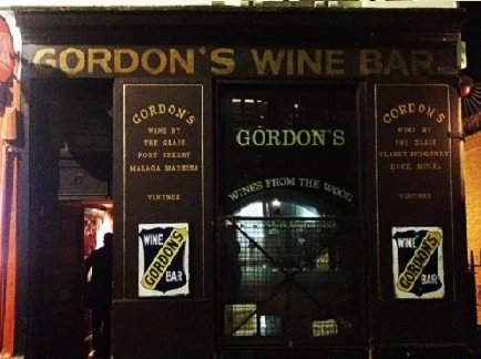 Vẻ cổ kính, hoành tráng ở quán rượu lâu đời nhất London