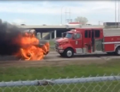 Hài hước xe buýt bốc cháy đuổi theo xe cứu hỏa