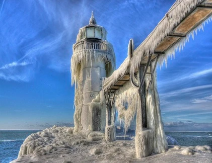 Ngạc nhiên trước ngọn hải đăng đóng băng ở Mỹ