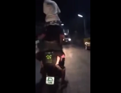 9 tay chơi liều mình trên một chiếc Honda Wave