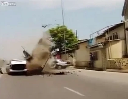 Đối đầu khủng khiếp khiến 3 xe vỡ nát