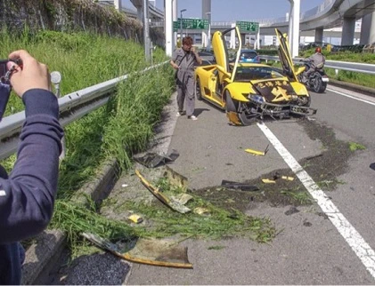 Siêu xe Lamborghini nát tươm vì tay chơi thích thể hiện