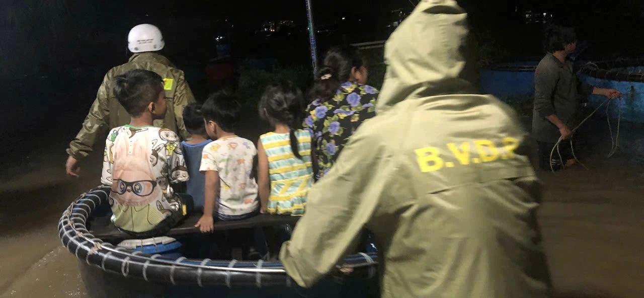 Hàng trăm hộ dân ở phường Bình Thuận di dời khẩn do mưa lớn, ngập sâu