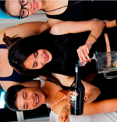 Thủy Tiên trổ tài pha chế, khiêu vũ