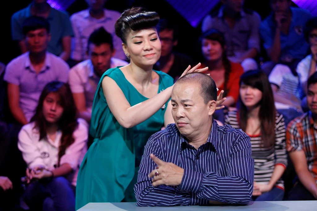 Vắng chồng, Thu Minh tình tứ với quý ông bốn con