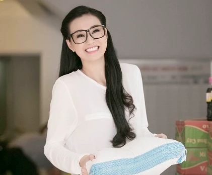 Khánh My giản dị nhưng vẫn xinh đẹp đi làm từ thiện