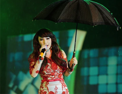 Hồ Quỳnh Hương hát dưới mưa