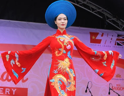 Thùy Dung khiến châu Âu sửng sốt với áo dài khăn đóng