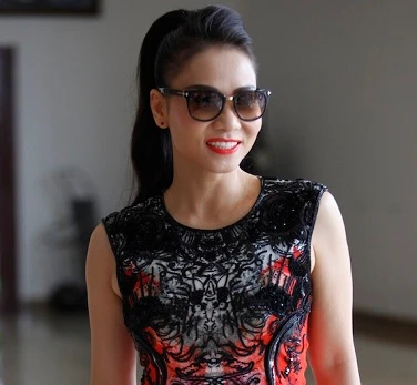 Thu Minh che mắt sưng đỏ chấm thi Vietnam Idol