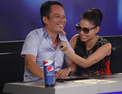 Thu Minh túm áo Anh Quân trên ghế nóng 