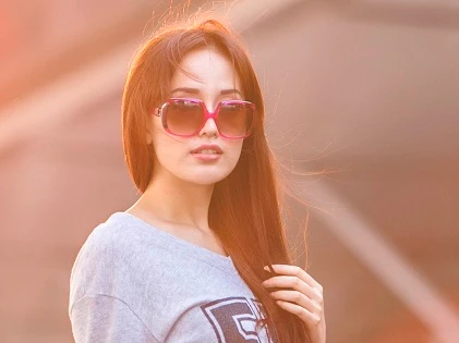 Mai Phương Thúy lại khoe mốt không quần ở phi trường