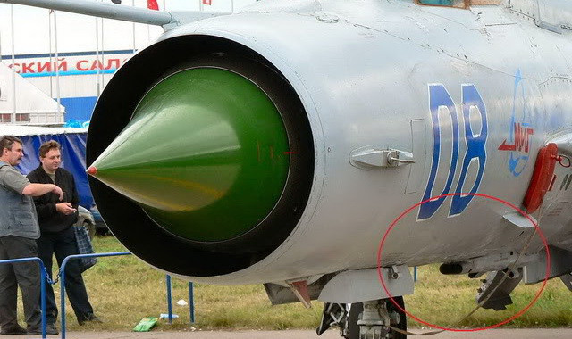 Pháo GSh-2-23 gắn bên trong thân, ngay sau càng hạ cánh trước.