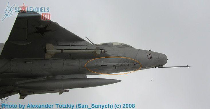 Cận cảnh pháo NR-30 30mm trên thế hệ MiG-21 đầu tiên.