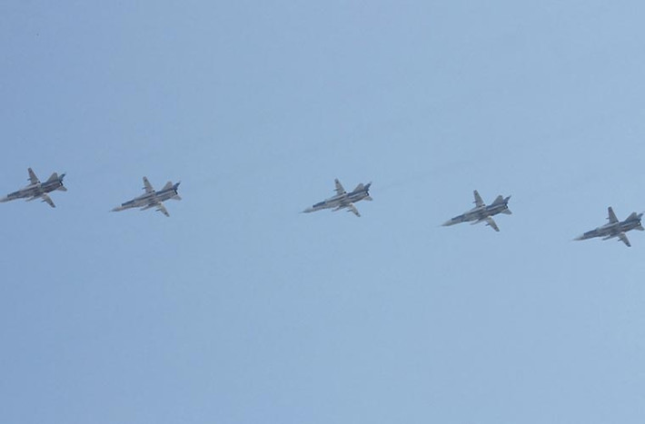 Đội hình chiến thuật Su-24 đang phô diễn sức mạnh trên bầu trời. Tại lễ duyệt binh sắp tới, các máy bay này sẽ bay với tốc độ 550km/h với độ cao 250 mét.