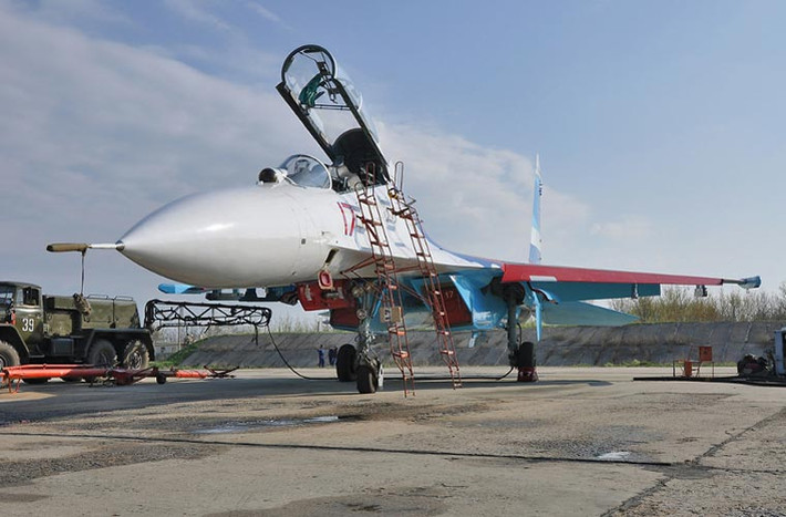 Cận cảnh một chiếc Su-27UB của Không quân Nga. Các máy bay tham gia biễu diễn sẽ cất cánh từ sân bay Kubinka Lipetsk.