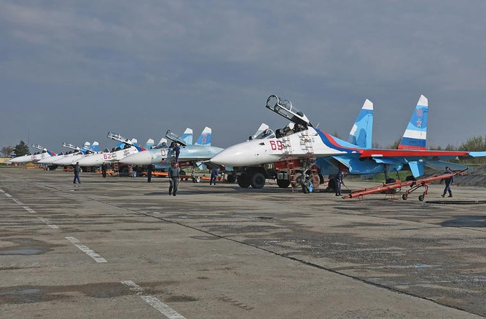 Su-27 đang làm công tác kỹ thuật mặt đất trước khi cất cánh.