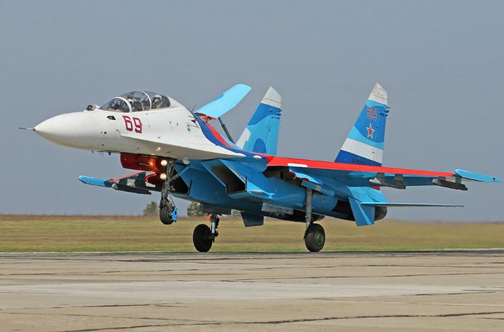 Su-27UB là biến thể 2 chỗ ngồi của tiêm kích Su-27, nó được sử dụng cho mục đích huấn luyện phi công. Biến thể này rất giống với tiêm kích Su-30 chỉ khác bánh đáp phía trước là bánh đơn trong khi Su-30 là bánh đôi.