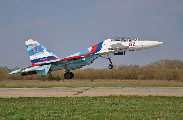 Su-27UB cất cánh, sân bay Kubinka Lipetsk cũng là căn cứ chính của đội bay biểu diễn Russian Knights Không quân Nga.