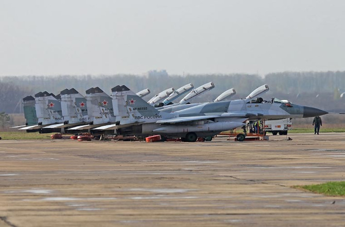 Đội hình tiêm kích MiG-29SMT đang chuẩn bị cất cánh bay biễu diễn.