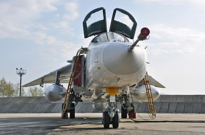 Cận cảnh phần đầu một chiếc cường kích Su-24 Fencer.