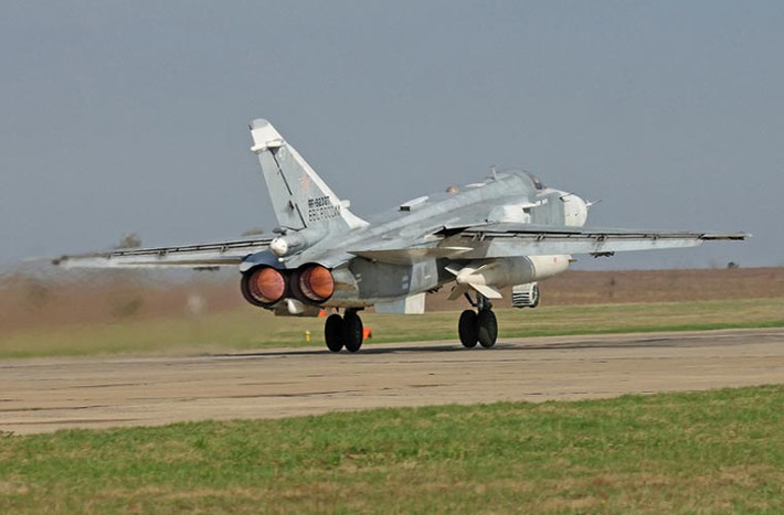 Su-24 cất cánh, luồng khí nóng từ động cơ tạo nên một vùng nhiễu động không khí lớn phía sau.