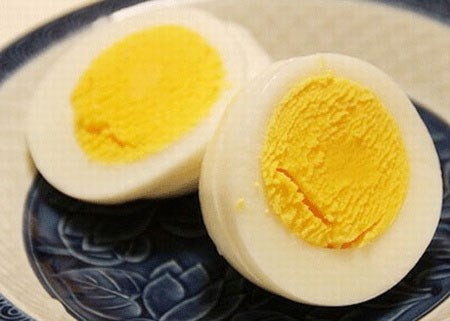 Cháo lòng đỏ trứng gà tốt cho trẻ còi xương Lòng đỏ trứng 2 cái, gạo ngon 50g, bột gia vị vừa đủ. Trứng gà luộc chín, bỏ lòng trắng, lấy lòng đỏ, sấy khô tán bột. Gạo rang vàng tán thành bột. Cả hai thứ trộn đều, cho vào nồi, đổ nước vừa đủ đun cho cháo sôi kỹ, thêm bột gia vị vào quấy đều, cháo sôi lại là được. Cho trẻ ăn lúc đói ngày 1 lần. Cần ăn trong khoảng 20 – 30 ngày.