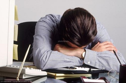 Mệt mỏi lâu dài, không tập trung được vào công việc cũng là một trong những biểu hiện cần lưu tâm ở nam giới.
